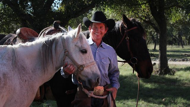 Scott Knudsen con dos caballos