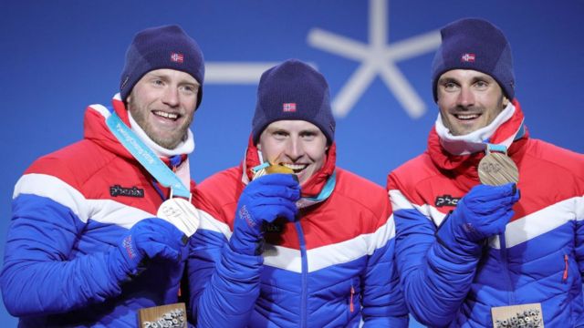 Esquiadores noruegos con sus medallas