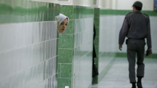 Una mujer se asoma a su celda en la prisión de Evin.