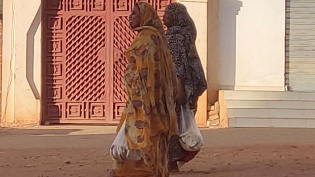 سيدتان سودانيتان تمشيان في الشارع