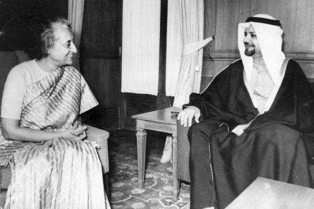 الشيخ أحمد زكي يماني مع رئيسة الوزراء الهندية سابقا إنديرا غاندي (1917 - 1984)، خلال محادثات في نيودلهي عام 1975
