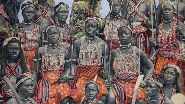 பெனின் பெண் போராளிகளை அமேசான்கள் என்று ஐரோப்பியர்கள் அழைத்தனர். அமேசான் என்பது கிரேக்க புராணத்தில் கூறப்பட்டுள்ள இரக்கமற்ற போர் வீரர்களைக் குறிக்கும்.