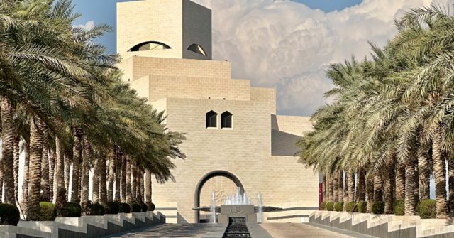 Vista frontal del Museo de Arte Islámico de Doha.