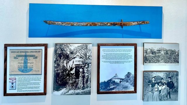 Fotos y documentos colgados en la misma pared en la que está la espada.