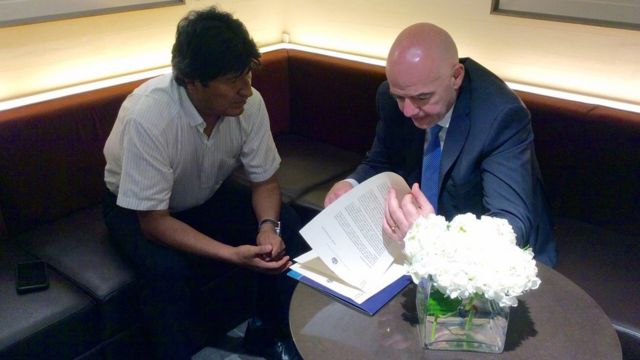 Evo Morales junto al actual presidente de la FIFA, Gianni Infantino.