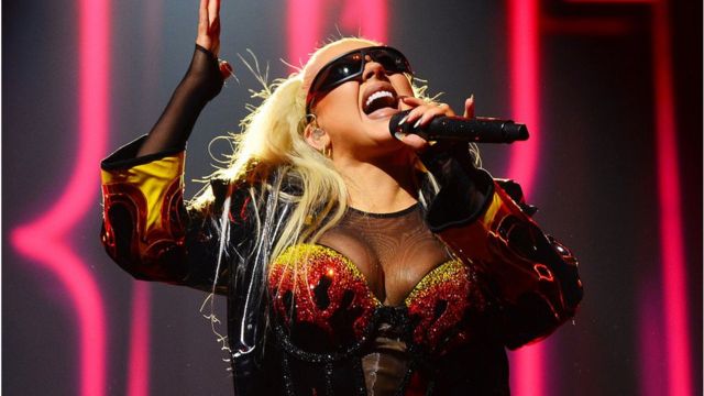 Christina Aguilera sobre el escenario en un concierto en agosto de 2022.