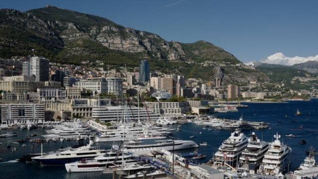 在欧洲的摩纳哥海湾里，停泊了许多富豪们的超级游艇。(photo:BBC)