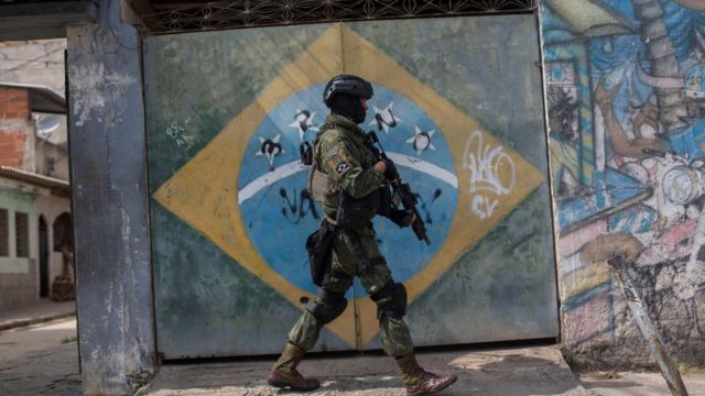 Soldado do Exército em favela do Rio