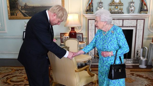 Boris Johnson y la reina Isabel II de Inglaterra