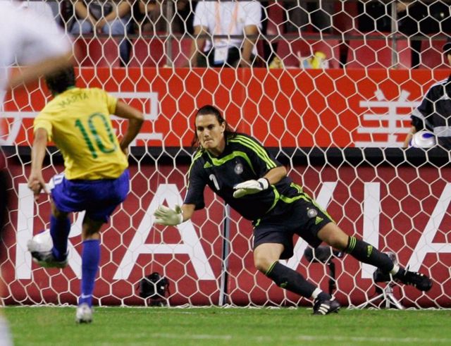 Nadine Angerer prestes a defender o pênalti de Marta na final da Copa do Mundo de 2007 na China.