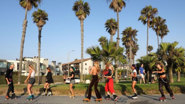 Personas patinando en Venice Beach, Los Ángeles, California.