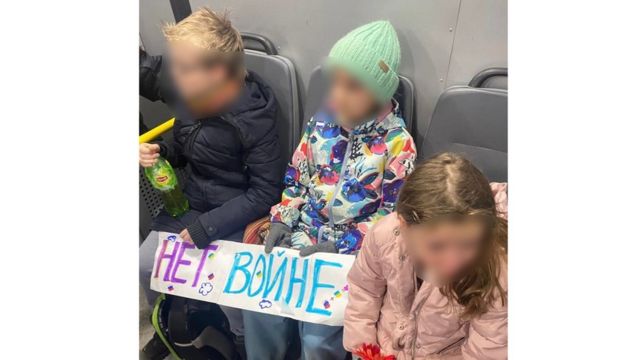 Russian primary school children detained for anti-war protest