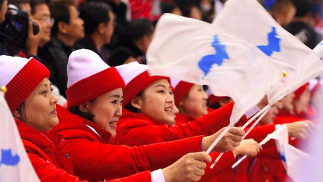 2018年冬奥会开幕式，朝鲜拉拉队手持白底"朝鲜半岛旗"入场