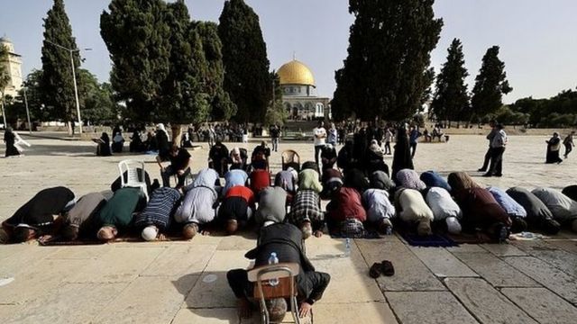 عشرات الفلسطينيين يؤدون الصلاة في ساحة الأقصى