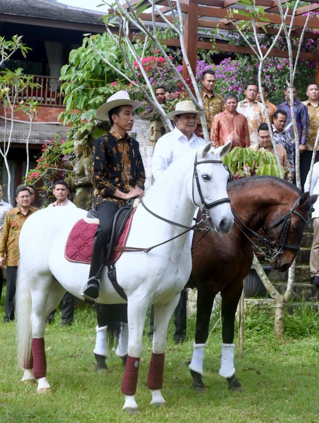 Jokowi dan Prabowo naik kuda di Hambalang.