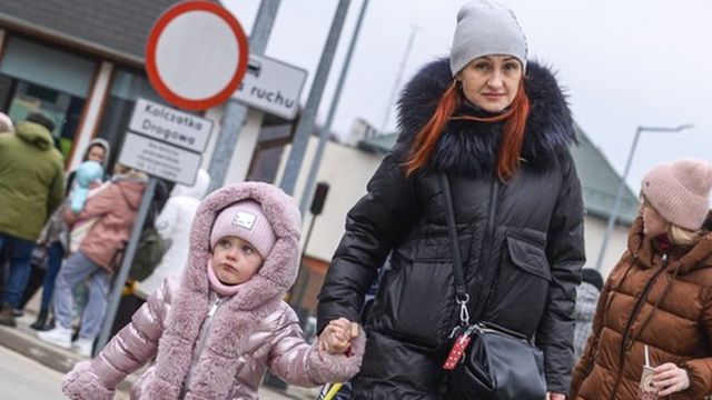 一个家庭从乌克兰穿越边境进入波兰(photo:BBC)
