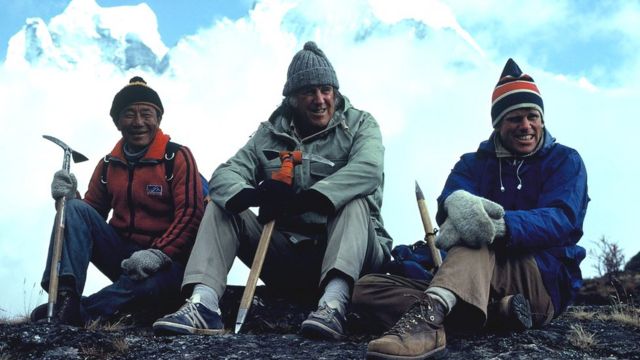 埃德蒙·希拉里(中)和彼得(右)与像明玛次仁这样的夏尔巴人登山者保持着长久往来。(photo:BBC)