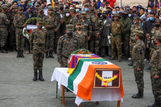 ভারতীয় সেনারা ভারতীয় বিশেষ বাহিনীর তিব্বতী বংশোদ্ভুত সৈনিক নিইমা তেনজিনের শেষকৃত্যে লে শহরে তাকে সামরিক মর্যাদায় শেষ বিদায় জানায়- ৭ই সেপ্টেম্বর ২০২০