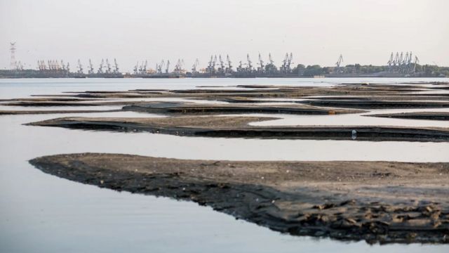 多瑙河水位下降，河床出现新的沙岛，使得航行更加困难(photo:BBC)