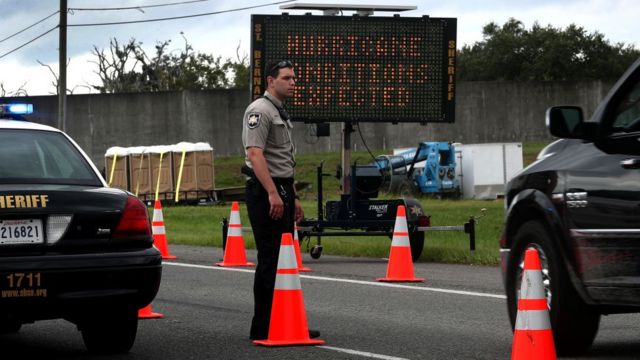 Policía controlando el tránsito.