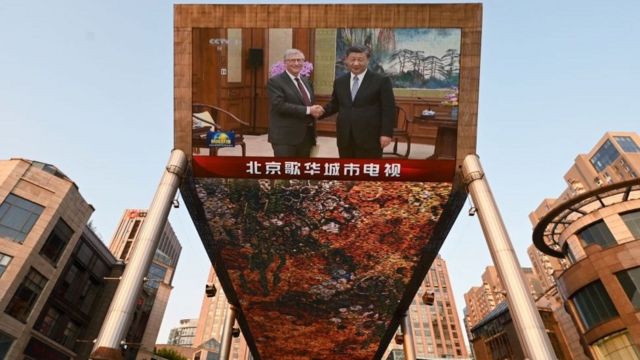 北京街头电视正在播放习近平会见盖茨的画面。(photo:BBC)