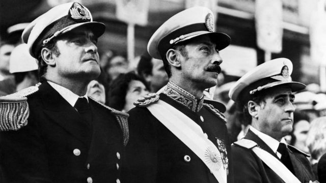 Emilio Massera (izq), Jorge Rafael Videla y Orlando Ramon Agosti, los líderes de la Junta militar que tomó el poder el 24 de marzo de 1976