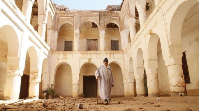 رجل يسير في قصر القائد حماد العصري المزودي، الذي تضرر جراء الزلزال، قرية تمازيرت، مراكش، المغرب، 22 سبتمبر/أيلول 2023.