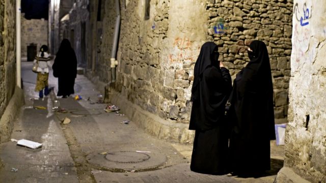 Перші поверхи у Старій Сані зазвичай не мають вікон