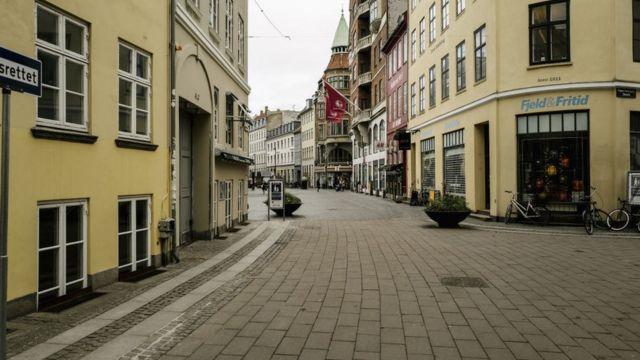 Calles de Copenhagen vacías.