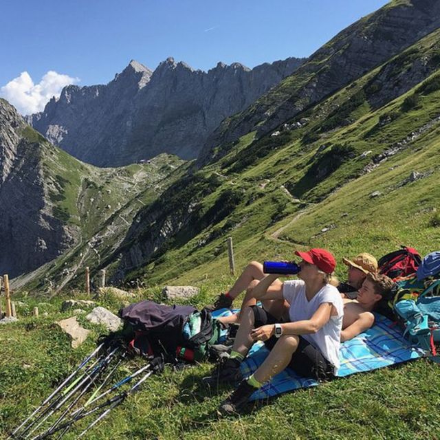 Tres jóvenes montañistas descansando.