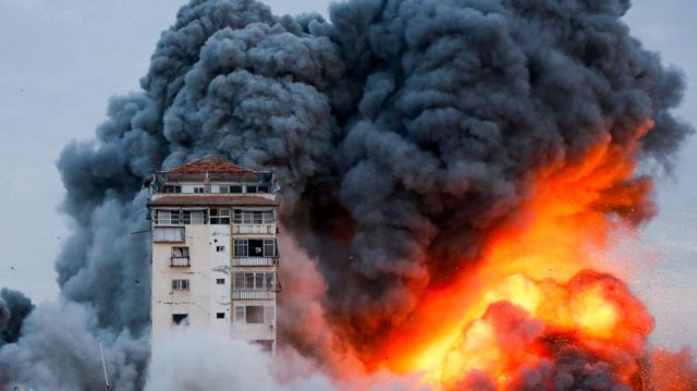 Fumaça e chamas aumentam depois que forças israelenses atingiram um arranha-céu na Cidade de Gaza