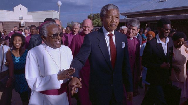 อาร์ชบิชอป Desmond Tutu แห่งแอฟริกาใต้กับเนลสัน แมนเดลา
