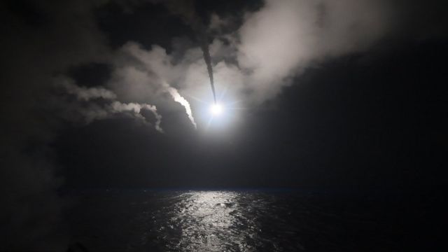 ABD Deniz Kuvvetleri'nden paylaşılan bu fotoğrafta USS Porter gemisinden Suriye'ye füze fırlatıldığı görülüyor