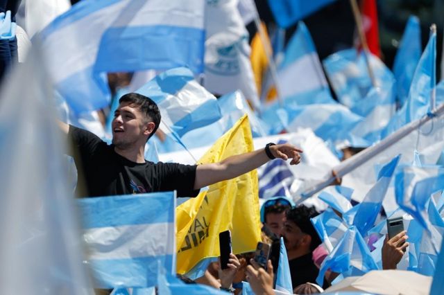 Seguidores de Milei entre banderas de Argentina