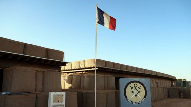 تُظهر هذه الصورة ال العلم الفرنسي وشعار العمليات الخاصة بقيادة فرنسا لقوة المهام الجديدة تاكوبا، في مالي