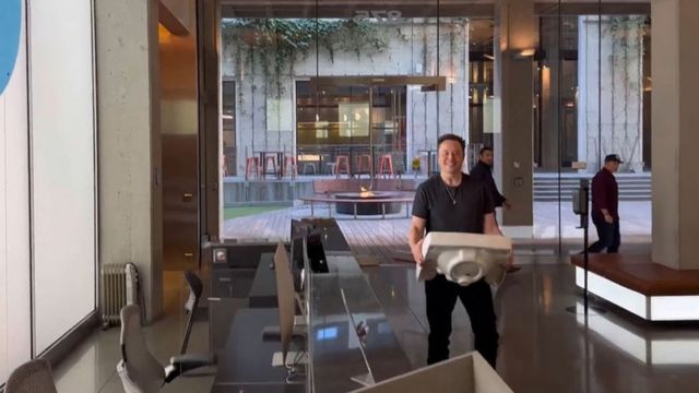 Musk carries a bathtub to Twitter's headquarters in San Francisco