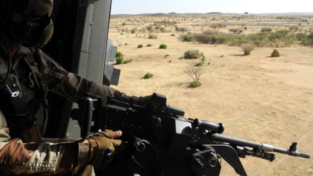 Un soldado francés sostiene su arma en un patrullaje en la frontera entre Mali y Burkina Faso.