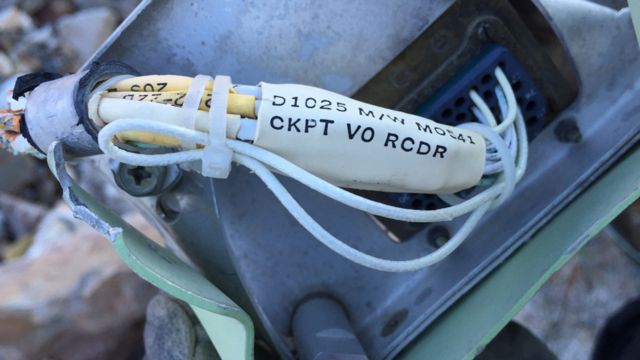 Cables con la inscripción "CKPT VO RCRD", una abreviatura de Cockpit Voice Recorder (Grabadora de Voz de la Cabina)