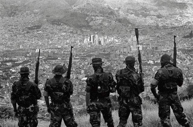 Paramilitares vigilando Medellín desde las montañas