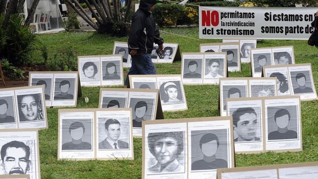 Carteles con las imágenes de personas desaparecidas durante el gobierno de Alfredo Stroessner en Paraguay