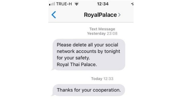 ภาพหน้าจอโทรศัพท์มือถือของนายกาณฑ์ที่แสดงข้อความ SMS ที่ได้รับจากผู้ที่ใช้ชื่อว่า RoyalPalace ข้อความแรกได้รับคืนวันที่ 3 ต.ค. ข้อความต่อมาได้รับช่วงเที่ยงวันที่ 4 ต.ค.
