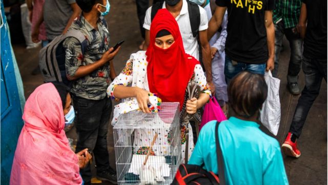 আজ থেকে লকডাউন কার্যকর হওয়াতে গতকাল ঢাকা ছাড়েন অনেকে