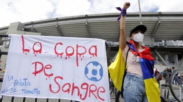 Cartel el Colombia con la leyenda:"La copa de sangre"
