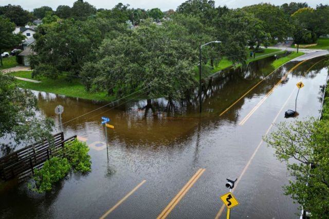 Una vista aérea muestra una calle inundada en Tampa, Florida, después de que el huracán Idalia tocara tierra.