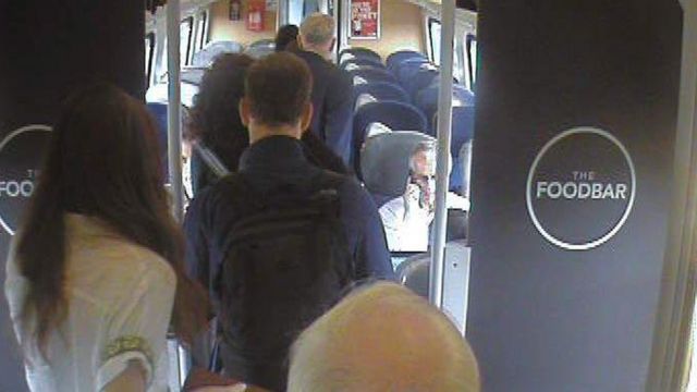 Virgin Trains опубликовал кадры камеры наблюдения, где видно, что Джереми Корбин проходит мимо свободных мест