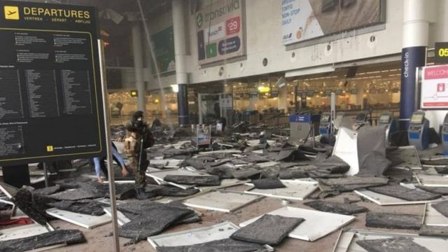 爆発のあったザベンテム空港の出発ロビー。フェイスブックに投稿したジェフ・ベルセレさん提供（22日朝）