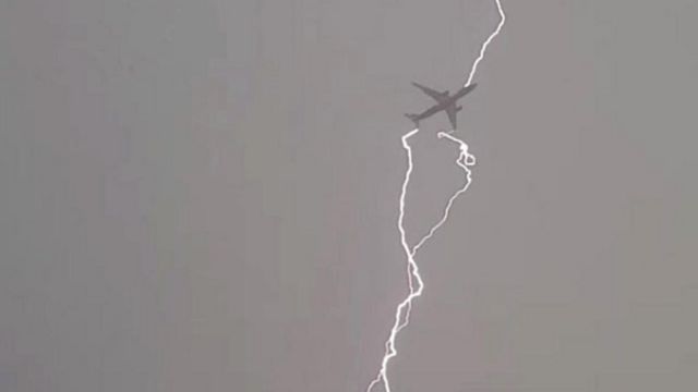 आसमान में विमान पर गिरती बिजली