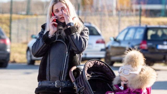 Una madre llora junto a su hija pequeña