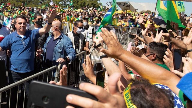 Bolsonaro cumprimenta apoiadores em 31 de maio