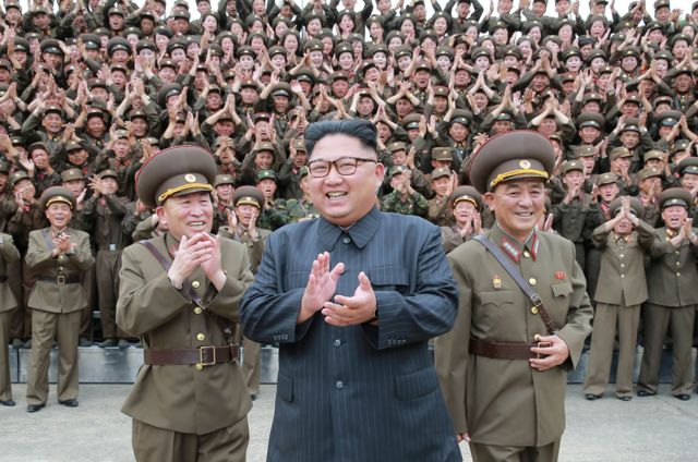 Kim Jong-un inspecte les forces stratégiques en 2017